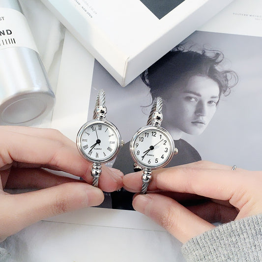 Women's Watches Bracelet Style Opening Simple Retro Art Fashion Watches Women's Fashion Quartz Watch Relogio Feminino（Silver belt）